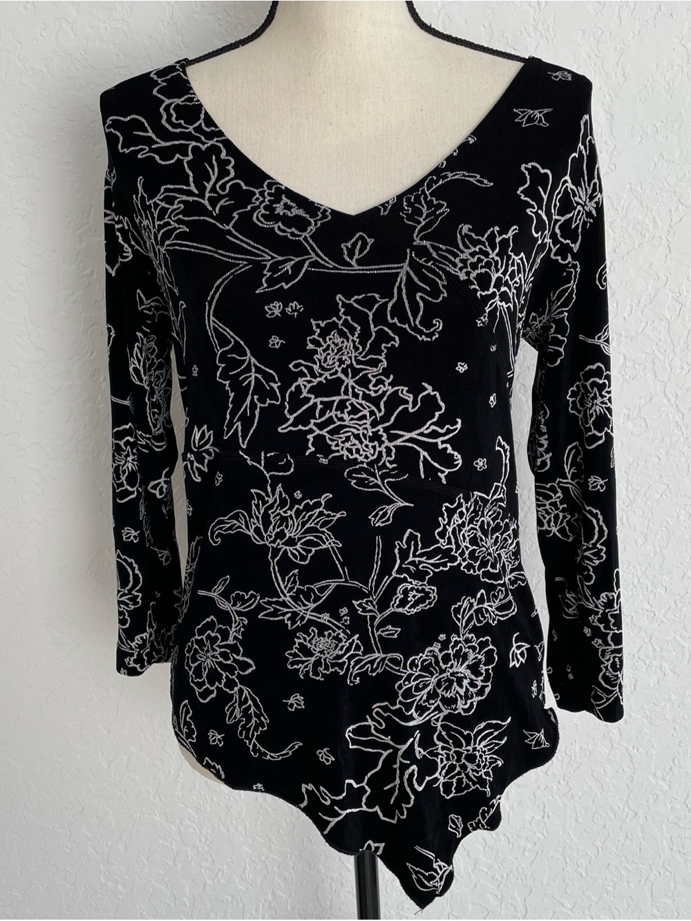 Chico’s Travellers tunic slinky acetate floral handkerchief asymmetrical black 0